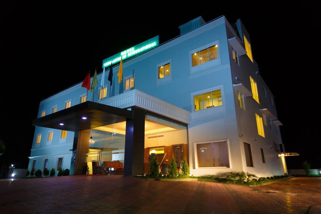 Hotel Gopalapuram International Pollāchi Exteriör bild